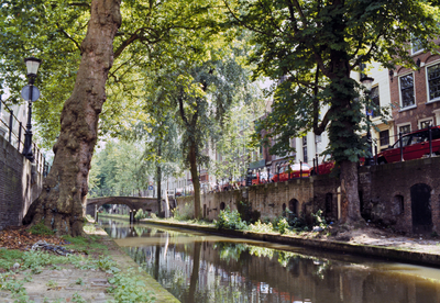 834797 Gezicht op de Nieuwegracht te Utrecht, met op de achtergrond de Magdalenabrug.